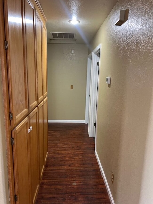 Building Photo - Beautiful spacious home