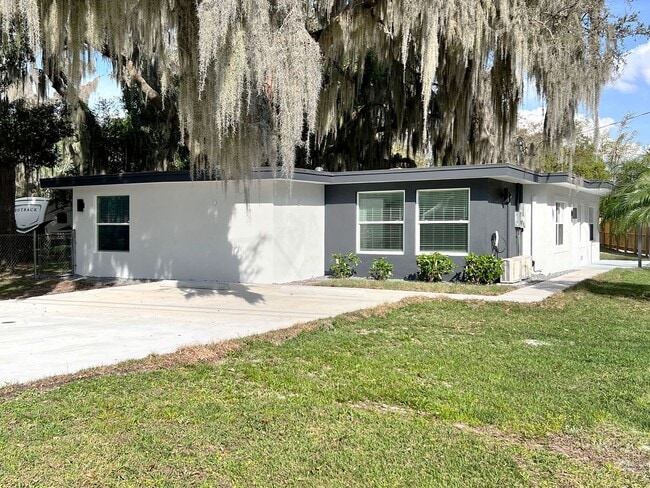 Building Photo - Charming Three-Bedroom Home