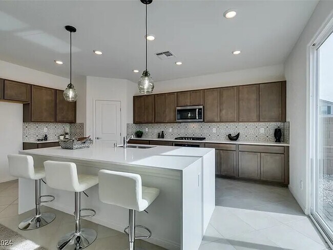 Building Photo - 6985 Solano Cyn Ave