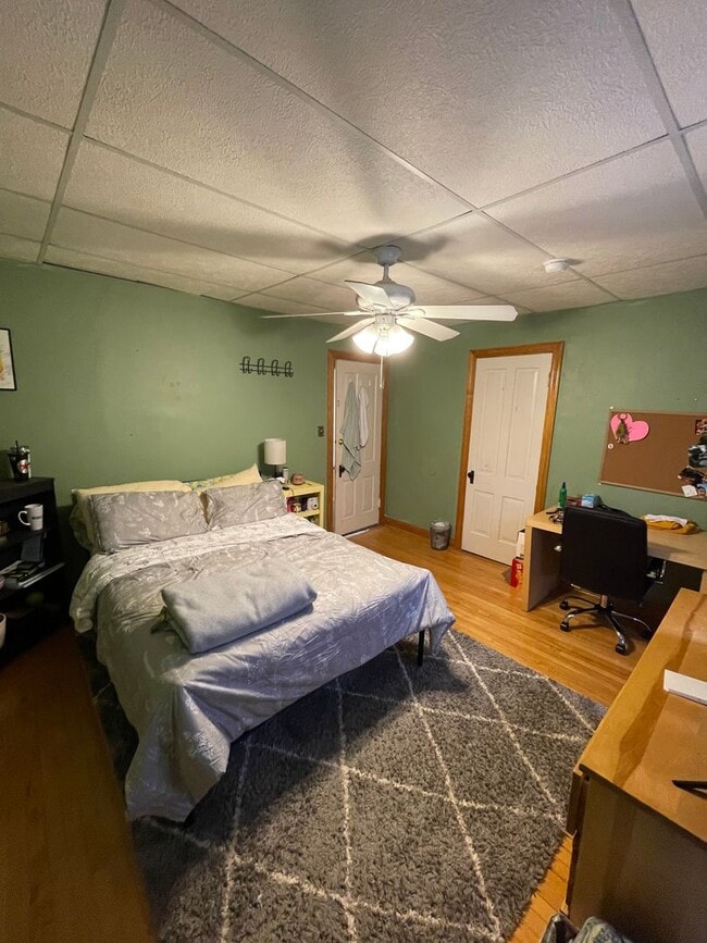 Building Photo - AVAILABLE JUNE 1st - 5 Bed, 2 Bath Home w/ Huge Enclosed Porch!