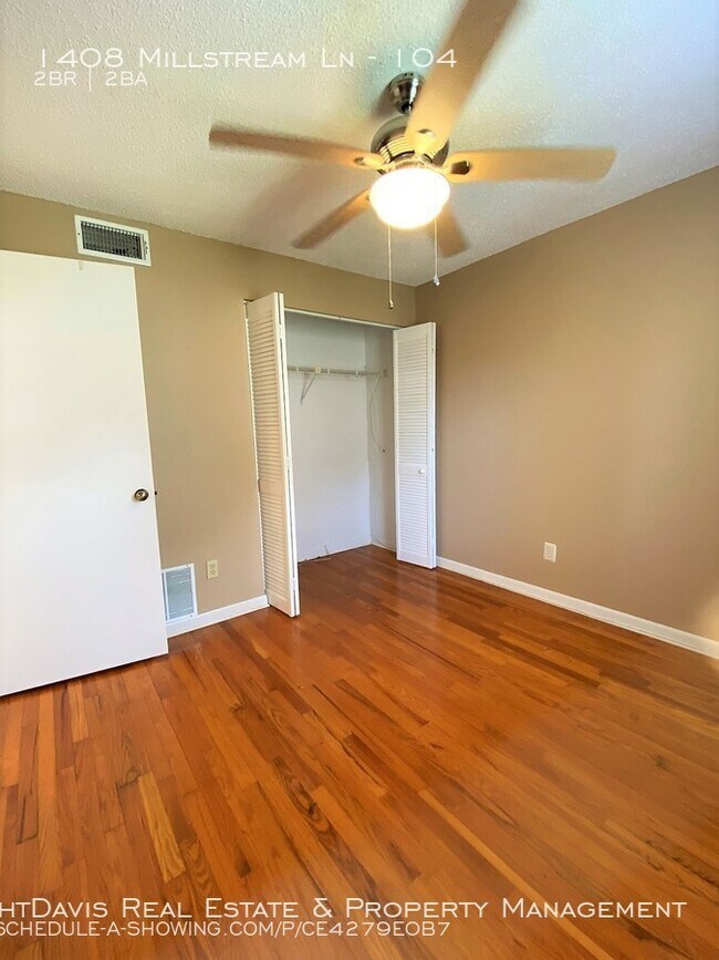 Building Photo - Lake Tiffany of Dunedin Offers 2/2!