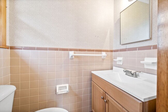 Building Photo - 3 Bedroom 1 1/2 Bath Home For Rent Near Madison Street!