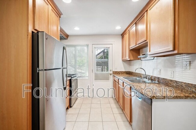 Building Photo - 118 12th Ave E