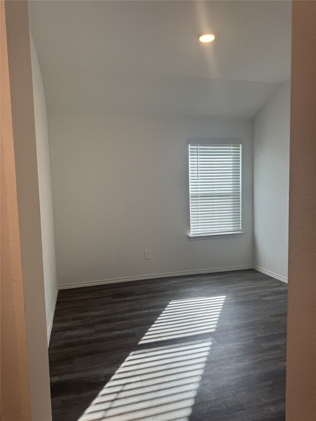 Building Photo - 5005 Almond Ter Dr