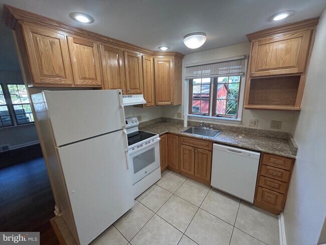 Building Photo - 214 Grayling Ave