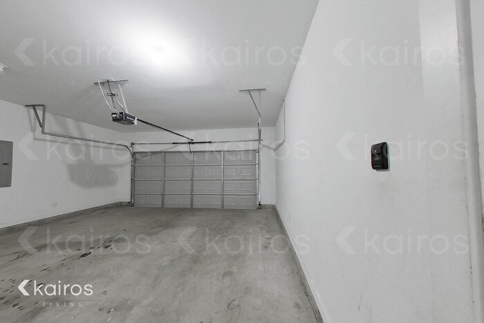 Building Photo - 8026 Shadesbrook Dr