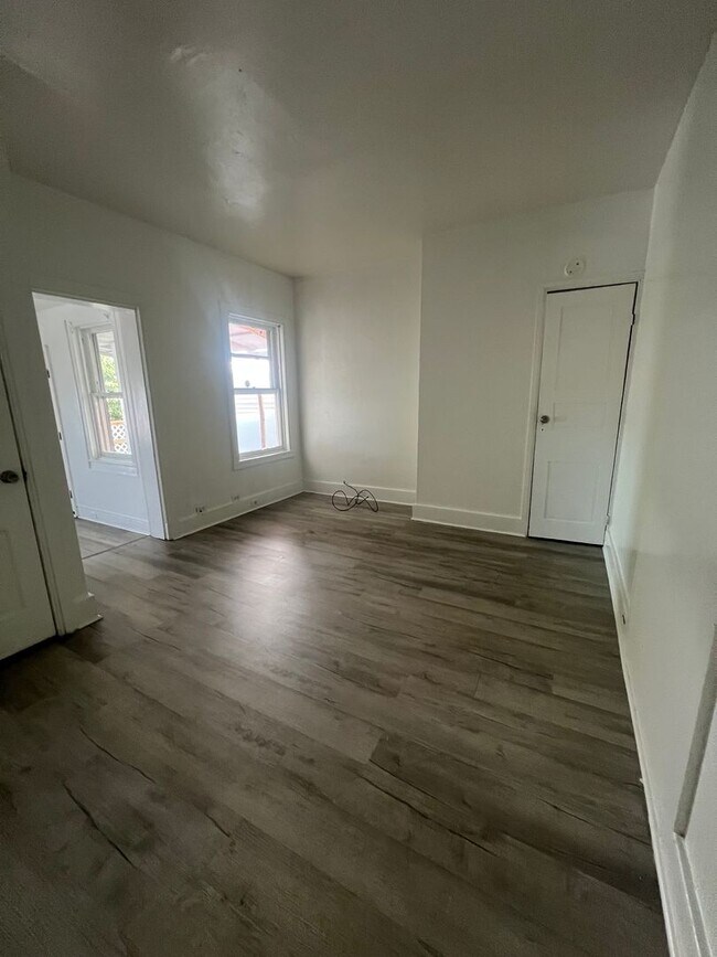 Building Photo - 857 E Market St