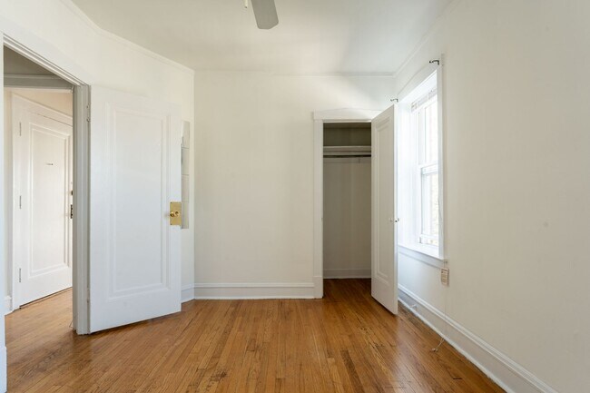 Building Photo - 4329 N Francisco Ave