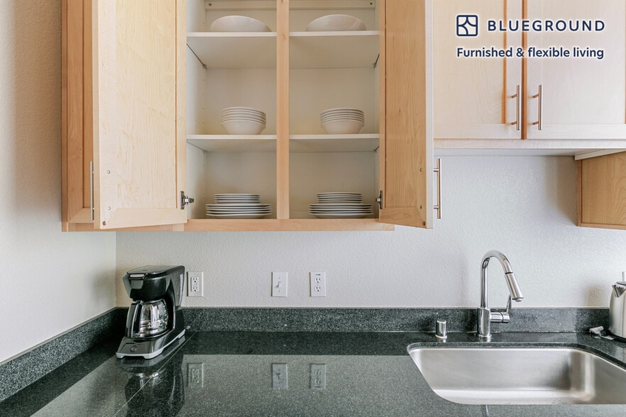 Building Photo - 1051 Commodore Dr