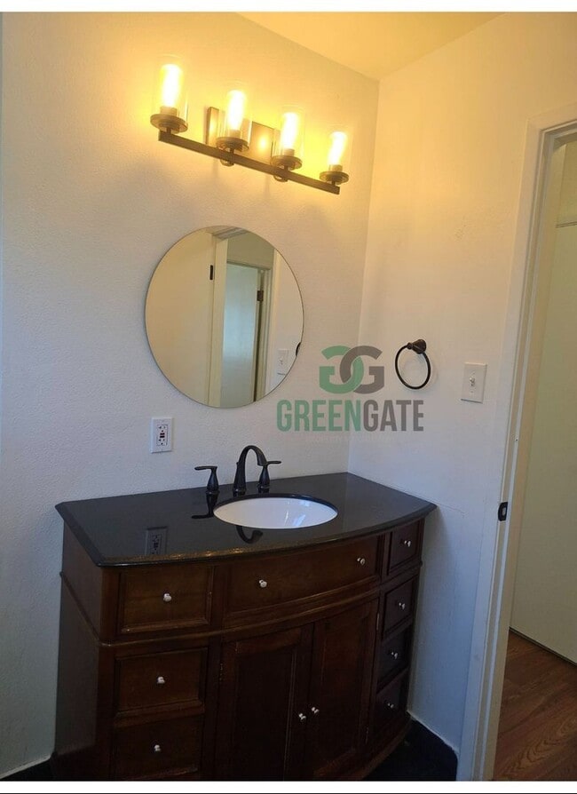 Building Photo - 3 BEDROOM 2 BATH HOME MOVE IN READY IN MOD...