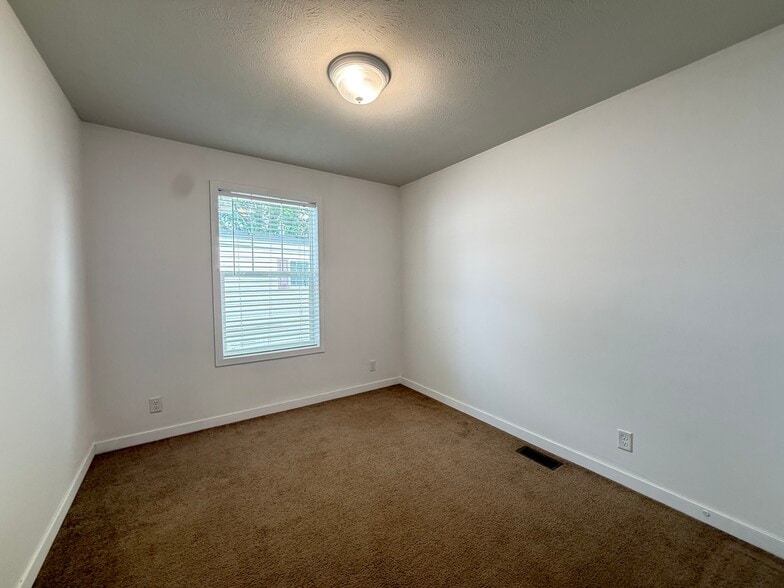 Building Photo - 2018 Lark Ln NW