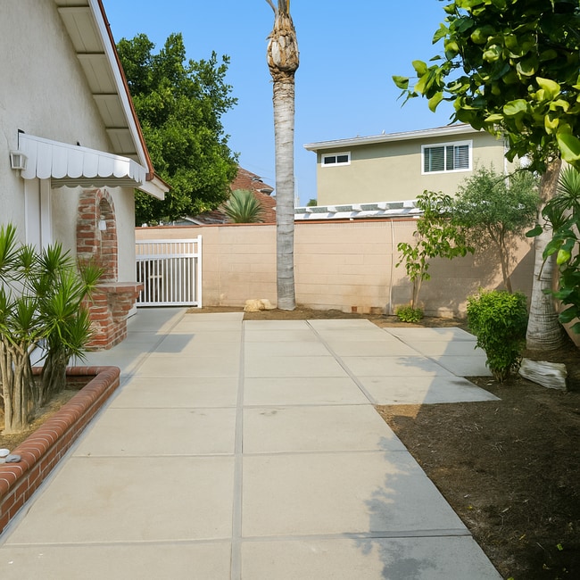 Building Photo - Welcome Home! Beautifully Renovated 3-Bedr...