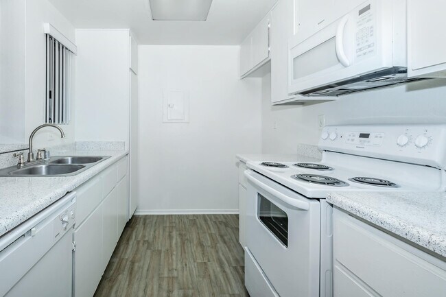 Building Photo - Pinecrest Apartment Homes