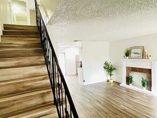 Building Photo - 1121-1123 N Andrews Ave