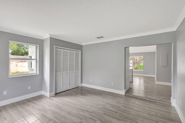 Building Photo - 843 Azalea Dr