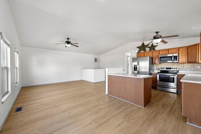 Building Photo - 330 Putnam Dr