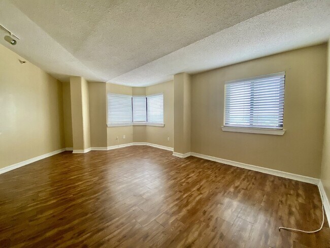 Building Photo - Top-Floor 2 Bedroom / 2 Bath Condo in The Meridian – Gated Community!