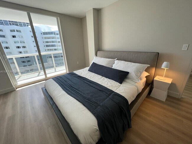 Building Photo - 10275 Collins Ave