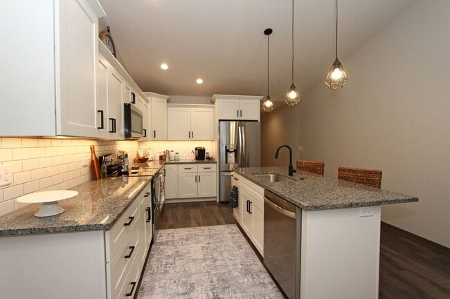 Building Photo - Beautiful Furnished Townhouse -Shorter Ter...