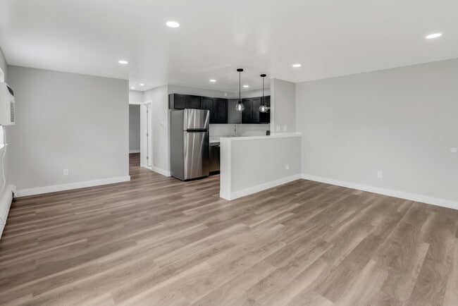 Building Photo - Primavera Square