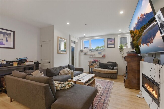 Building Photo - 4177 W Belmont Ave