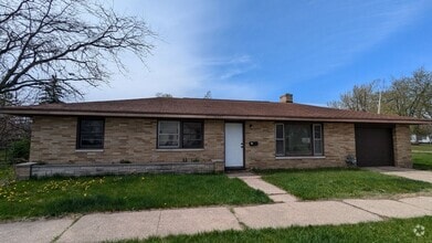 Building Photo - 1635 Roberts. 3 bedroom, 2 bath house with...