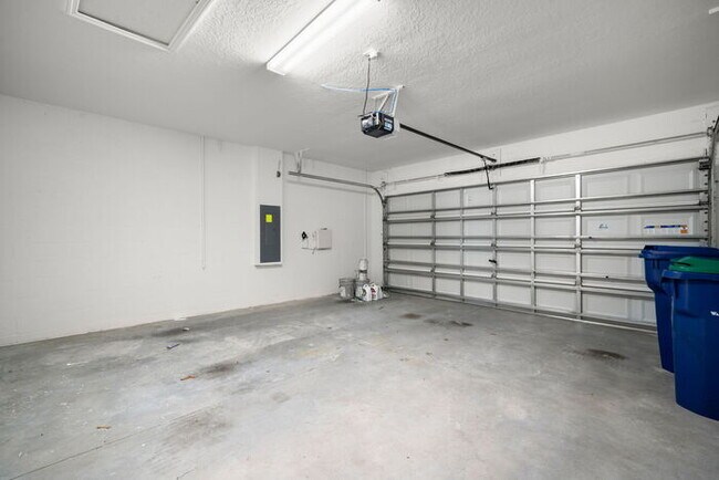 Building Photo - LIKE  NEW Home For Rent in Zephyrhills!