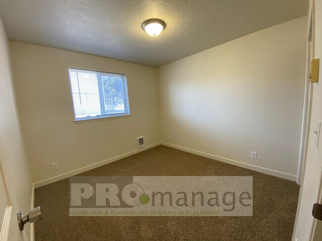 Building Photo - 3 Bed, 1 Bath Apartment w/ 1-Car Garage - Idaho Falls