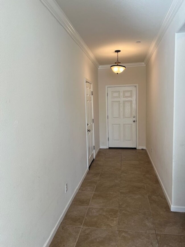 Building Photo - 4 Bedroom Home in Gated Community With Sho...