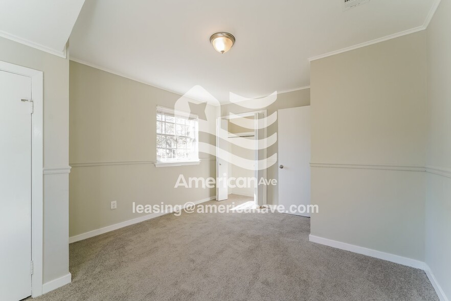 Building Photo - 1217 Foxhill Dr