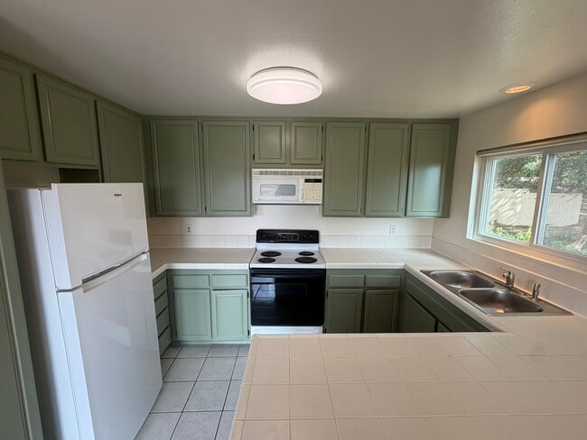 Building Photo - 3652 Clairemont Dr