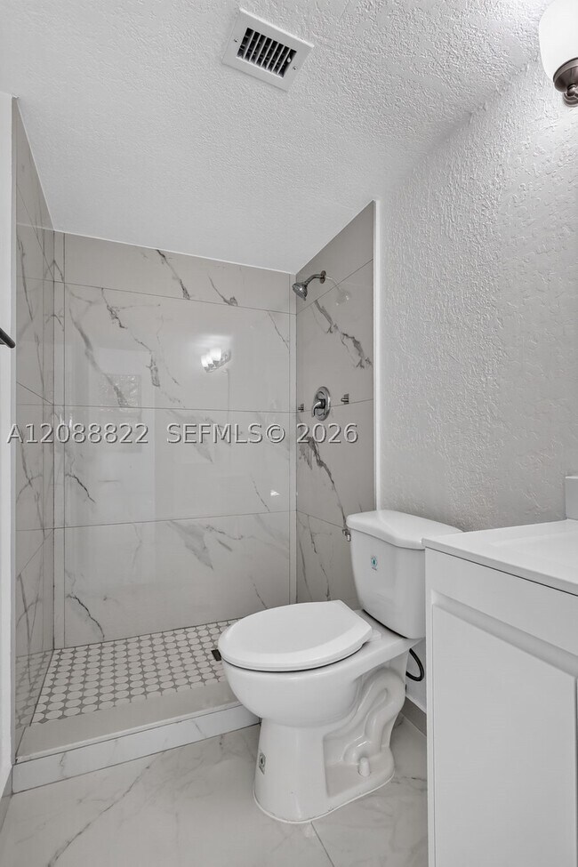 Building Photo - 9360 Fontainebleau Blvd