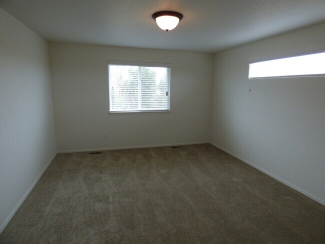 Building Photo - 4 Bed / 2.5 Bath Home in Windsor!