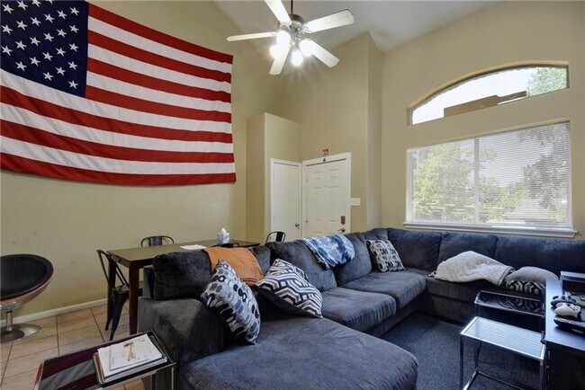 Building Photo - West Campus Condo Under $1000/Bedroom Walking To Campus