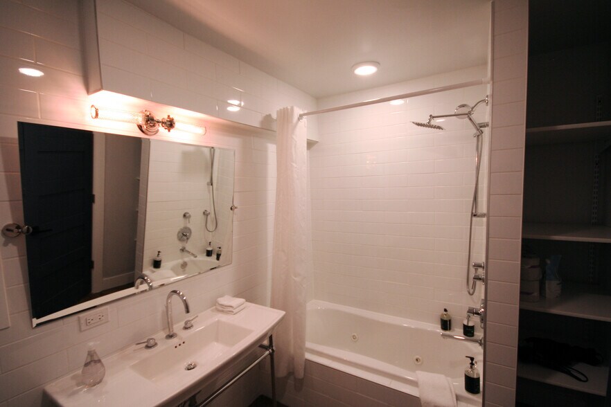 Building Photo - 2508 N Spaulding Ave