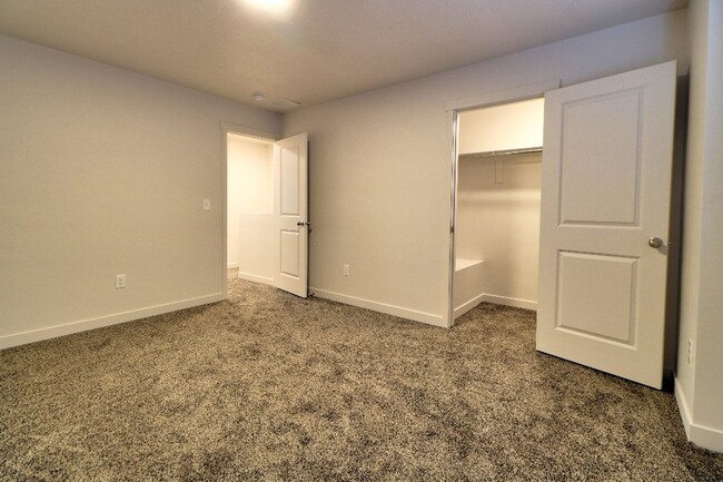 Building Photo - 3 Bedroom 2.5 Bathroom Townhome in Santaquin