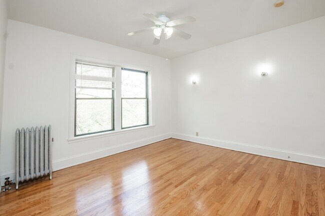Building Photo - 1347 E Hyde Park Blvd