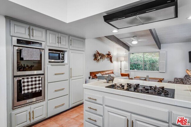 Building Photo - 2436 Arbutus Dr