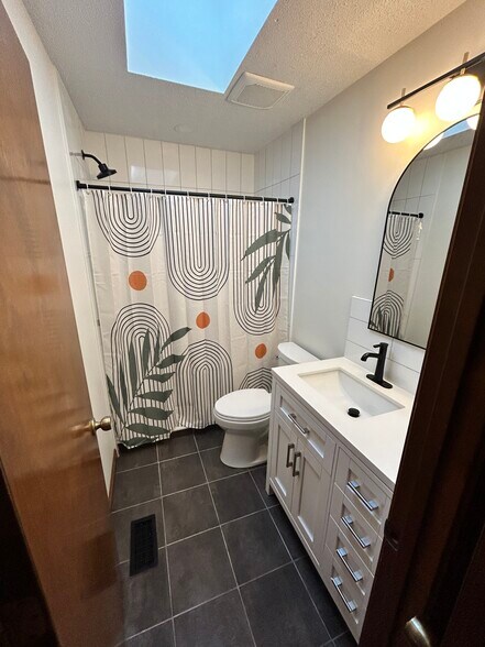 Building Photo - 6166 River Bluff Dr