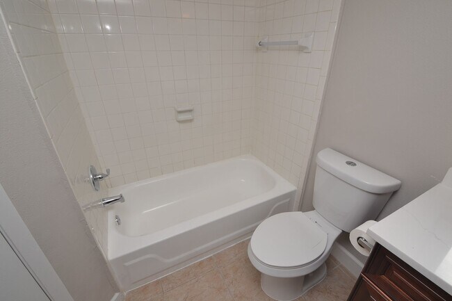 Building Photo - 1/1 Condo in Altamonte Springs ~ Gated Lakefront Community ~ LVP Flooring & Updated Kitchen/Bath!