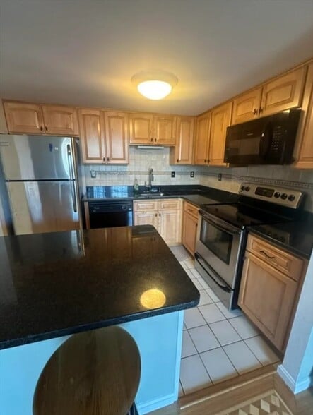 Building Photo - 85 Brainerd Rd