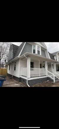 Building Photo - 3 bed 1 bath with lots of space!