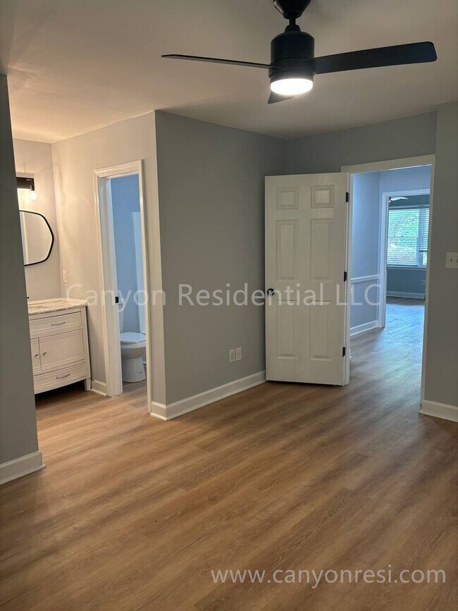 Building Photo - Stylish 3 Bed, 2 Bath Retreat: Modern Livi...