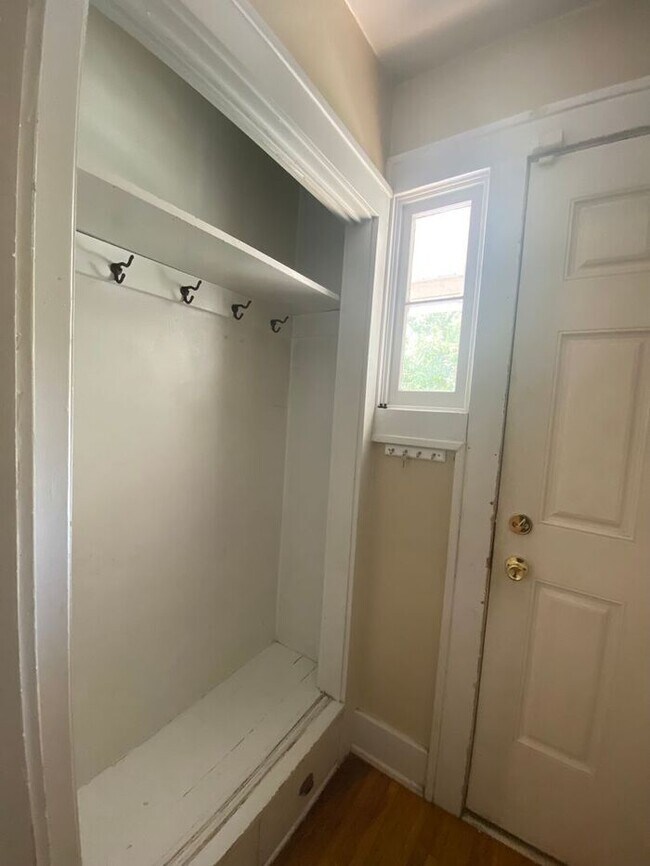 Building Photo - $2,200 | 3 Bedroom, 1.5 Bathroom House | P...