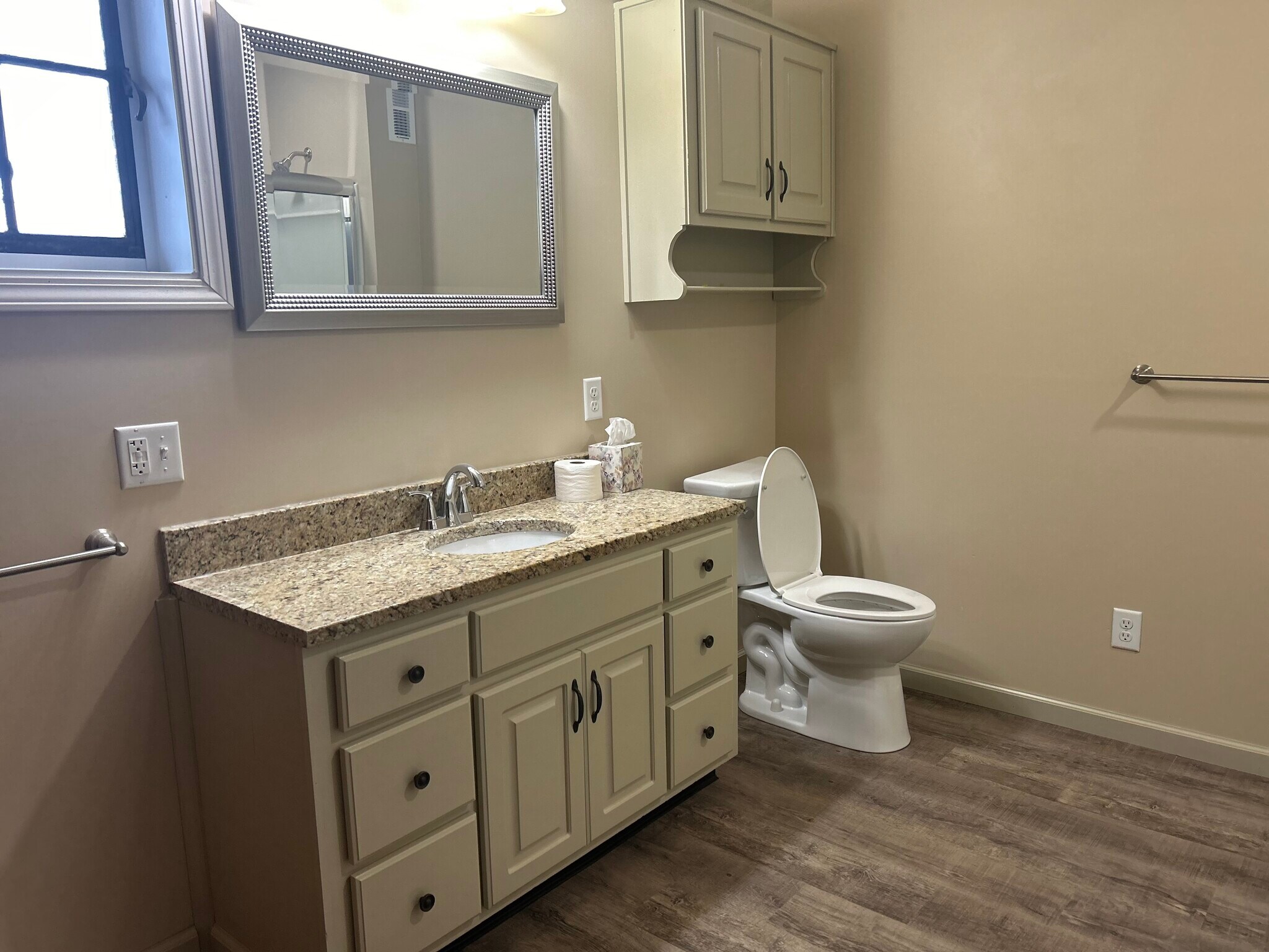 Master bath - 547 N Broadway St