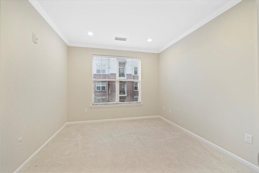 Building Photo - 350 W Elm St