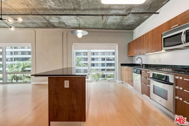 Building Photo - 645 W 9th St