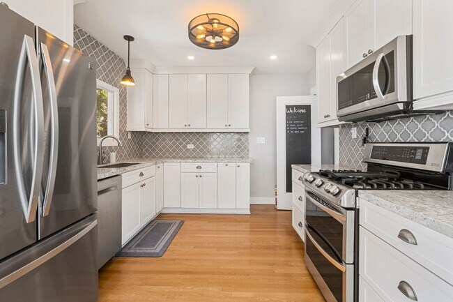 Building Photo - Spacious and conveniently located 2b/2bath single family home, available for Mid-January 2026!!!!!