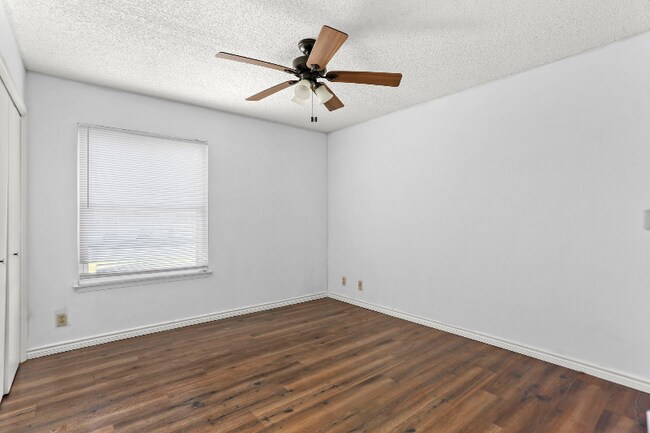 Building Photo - 5622 Frst Lk St