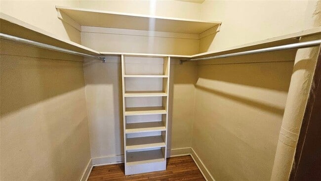 Building Photo - 2429 W Park Pl